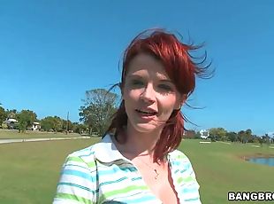 mulher-madura, caebça-vermelha, ação, golfe