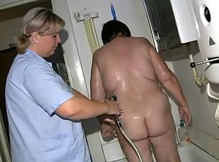 bañando, enfermera